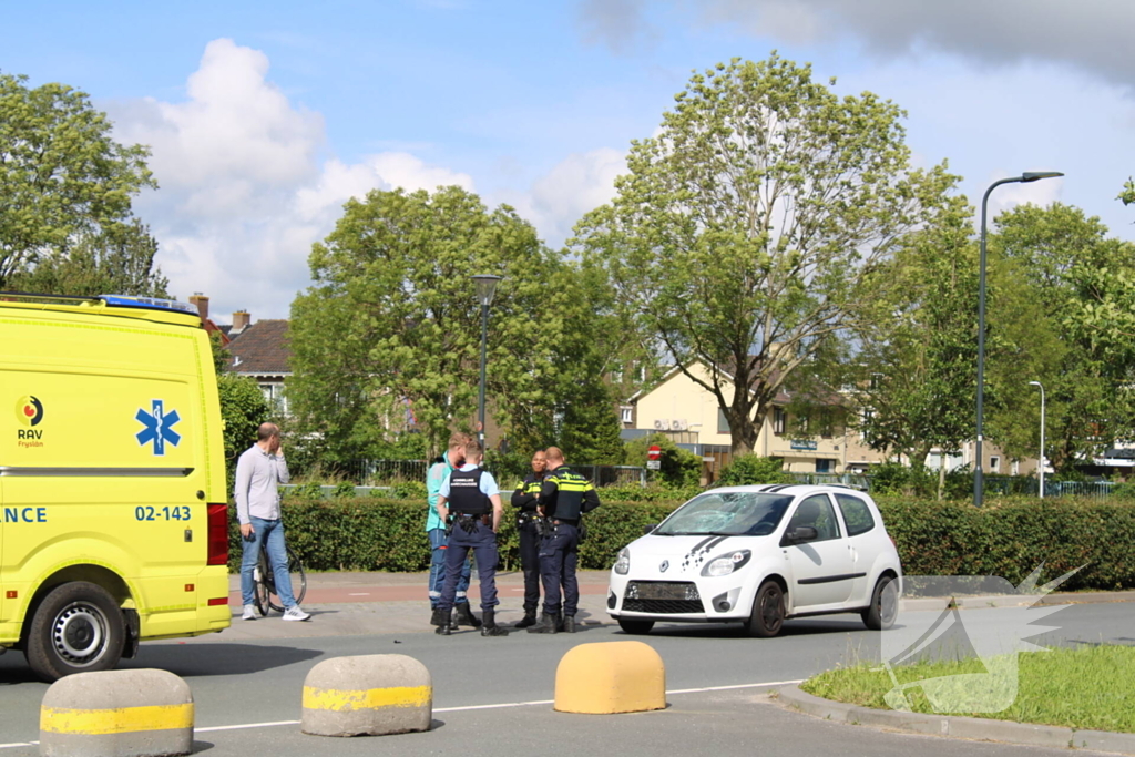 Fietser geschept door auto met barst in ruit als gevolg