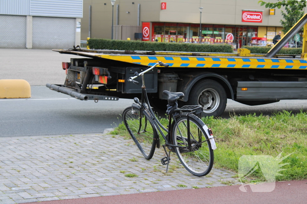 Fietser geschept door auto met barst in ruit als gevolg