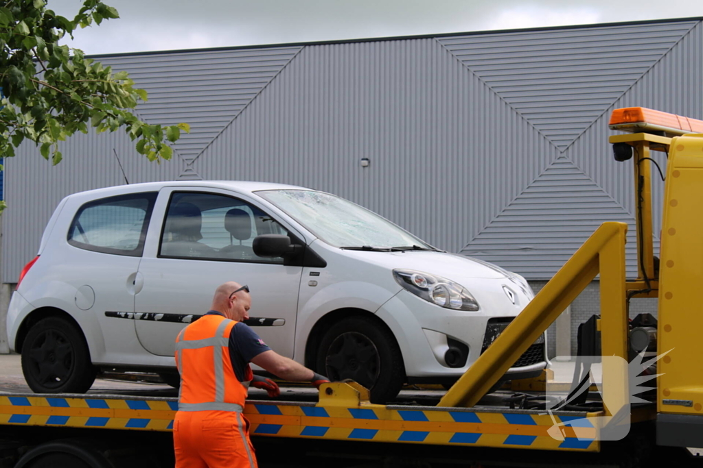 Fietser geschept door auto met barst in ruit als gevolg