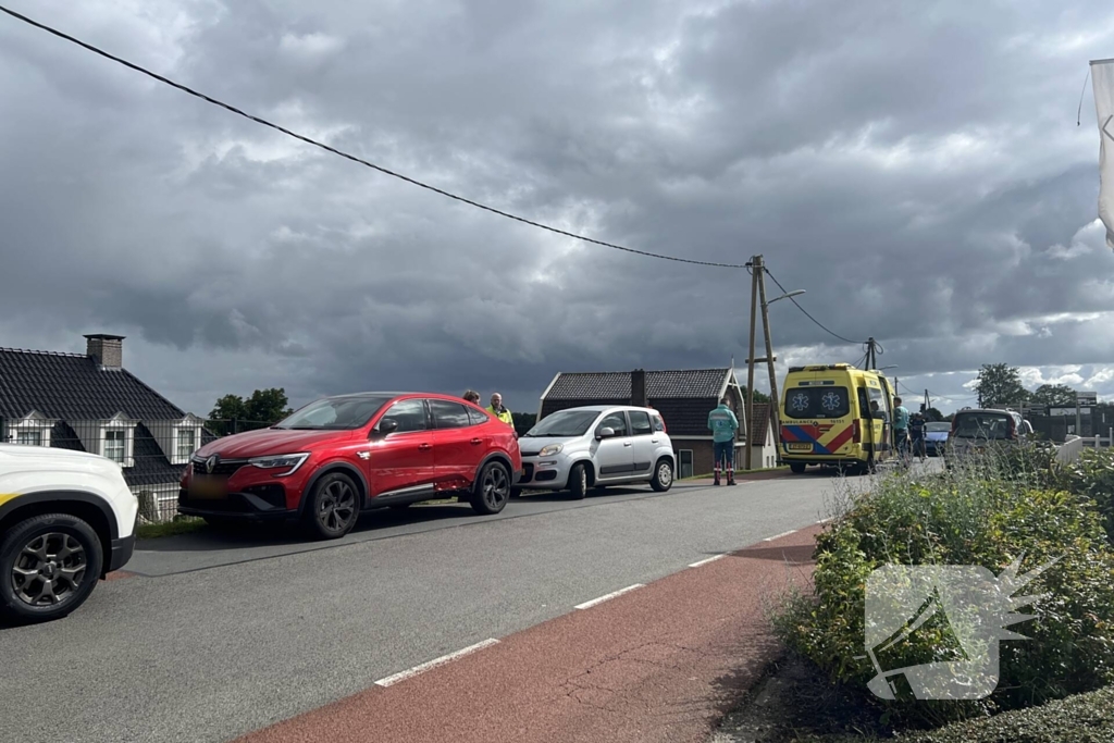 Bestuurders gecontroleerd na botsing op dijk