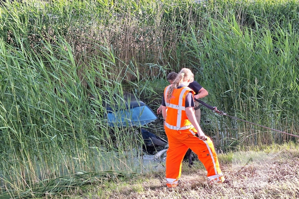 Auto raakt te water middenin woonwijk