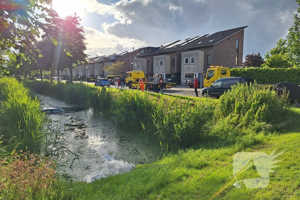 Auto raakt te water middenin woonwijk