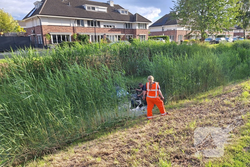 Auto raakt te water middenin woonwijk