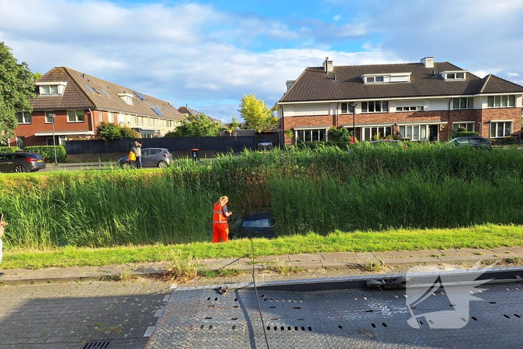 Auto raakt te water middenin woonwijk