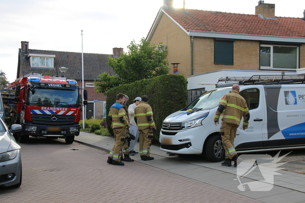 Kat zit vast onder bestelbus van brandweervrijwilliger