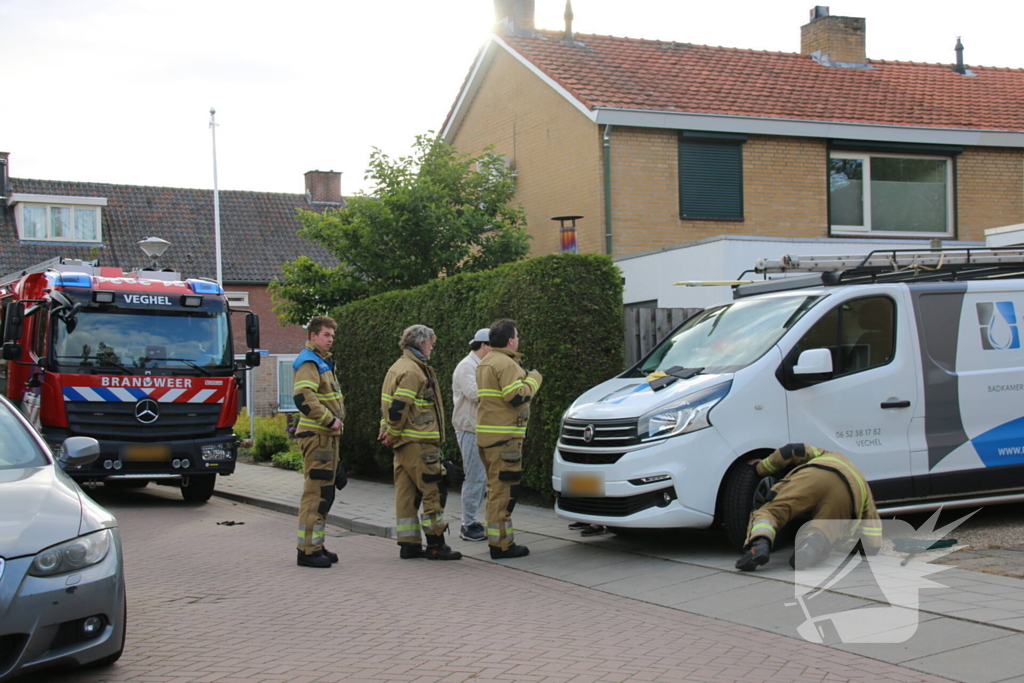 Kat zit vast onder bestelbus van brandweervrijwilliger