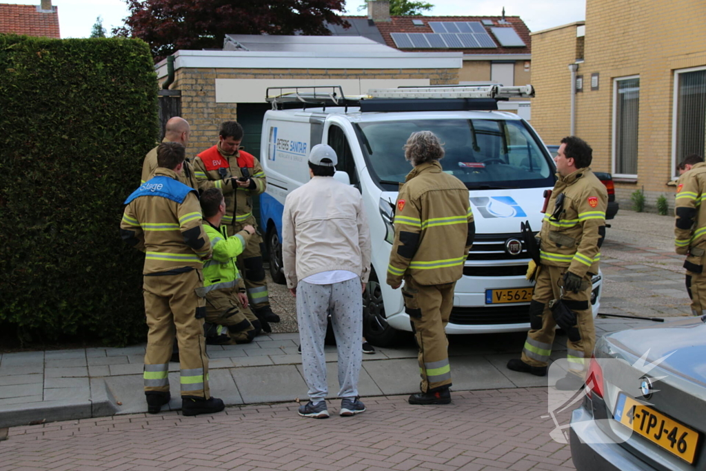 Kat zit vast onder bestelbus van brandweervrijwilliger