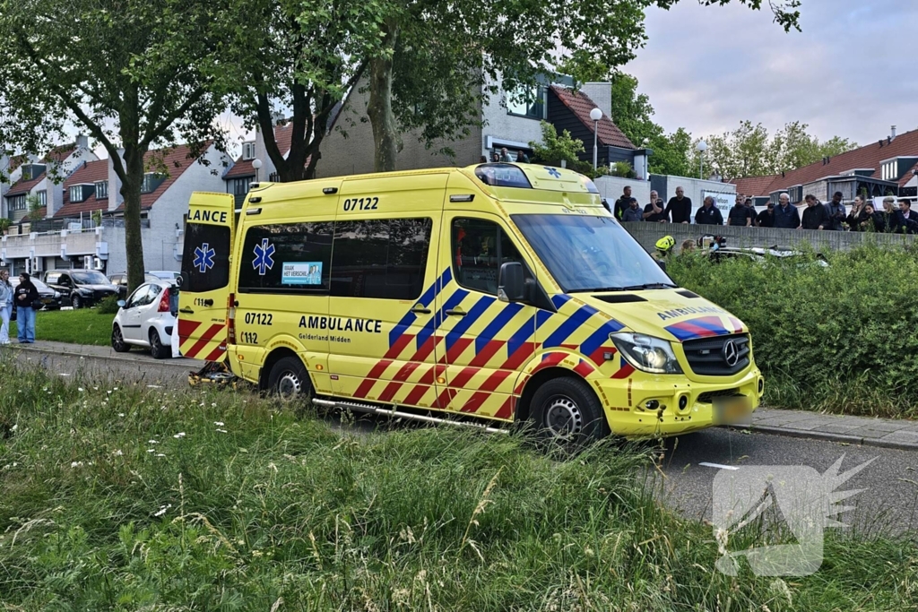 Chaos bij eenzijdig ongeval, bestuurder rijdt meerdere palen uit de grond