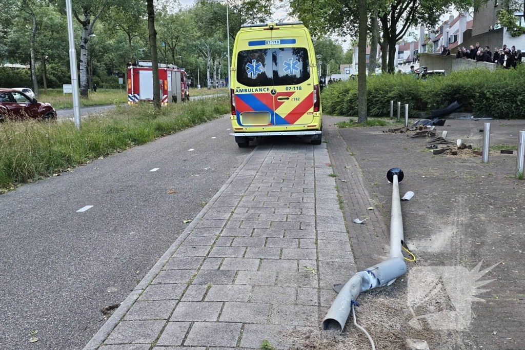 Chaos bij eenzijdig ongeval, bestuurder rijdt meerdere palen uit de grond