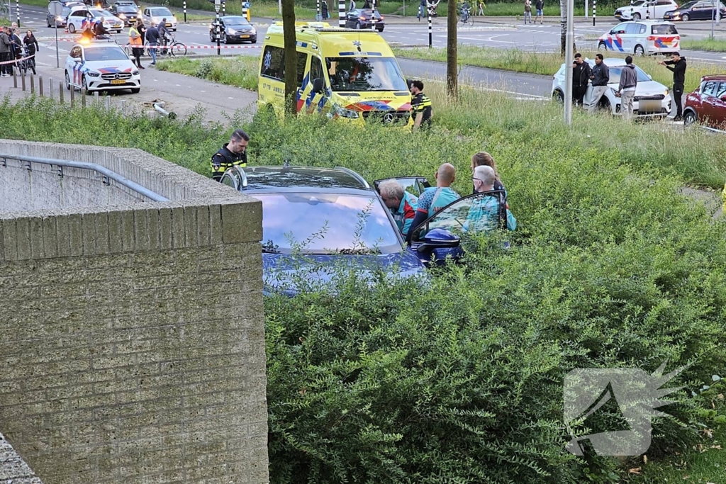 Chaos bij eenzijdig ongeval, bestuurder rijdt meerdere palen uit de grond