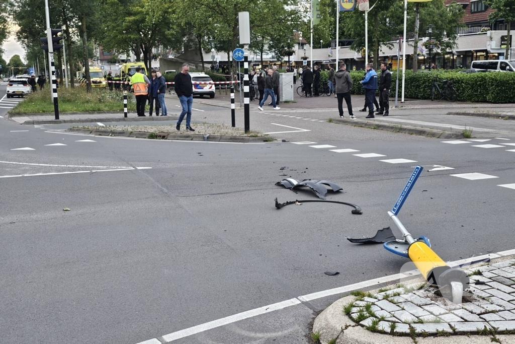 Chaos bij eenzijdig ongeval, bestuurder rijdt meerdere palen uit de grond