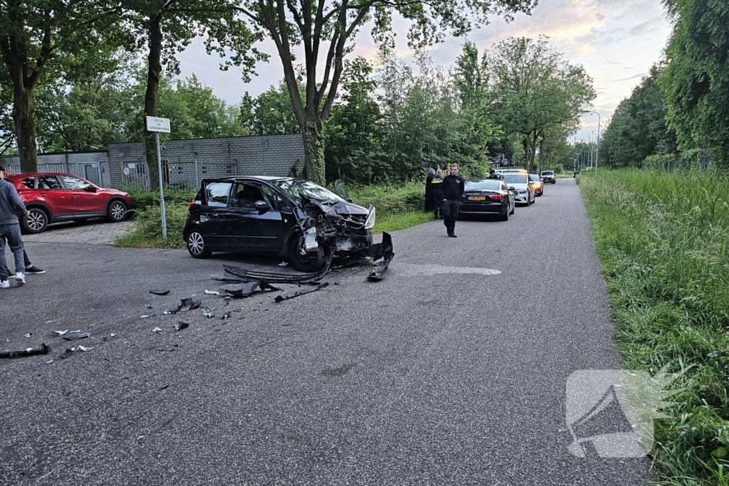 Auto's zwaar beschadigd na botsing bij uitrit parkeerterrein