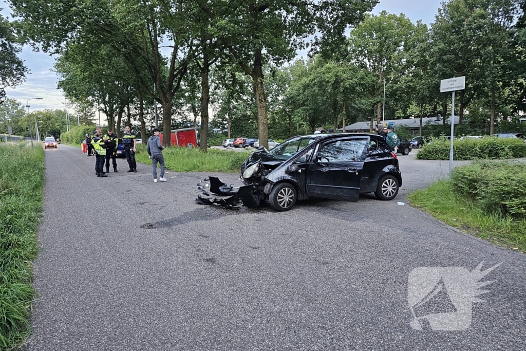 Auto's zwaar beschadigd na botsing bij uitrit parkeerterrein