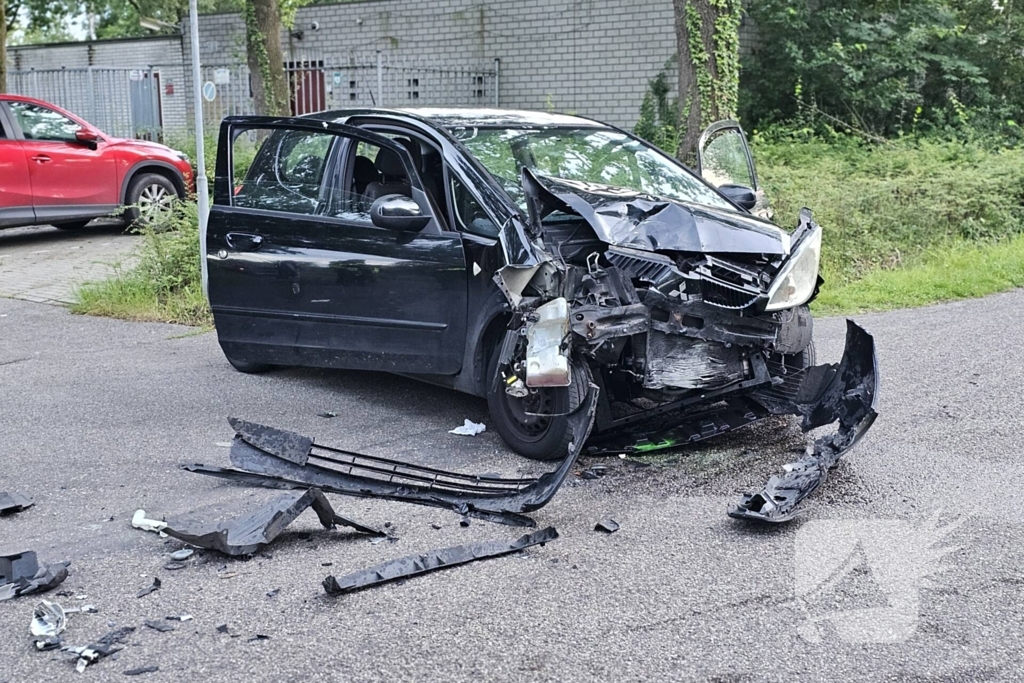 Auto's zwaar beschadigd na botsing bij uitrit parkeerterrein