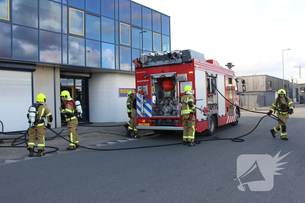 Brandweer oefent bij afvalverwerker