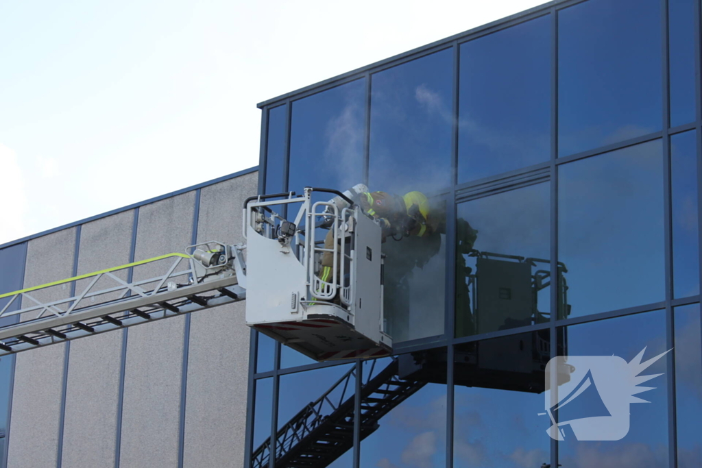 Brandweer oefent bij afvalverwerker