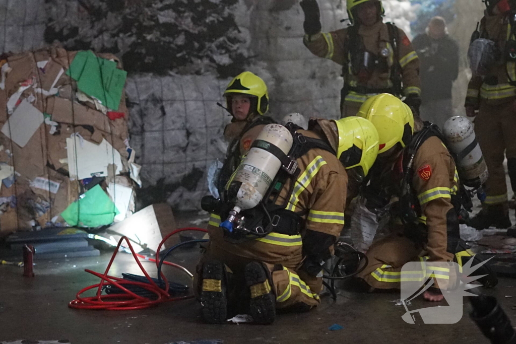 Brandweer oefent bij afvalverwerker