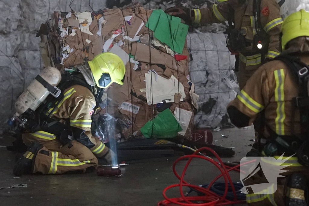 Brandweer oefent bij afvalverwerker