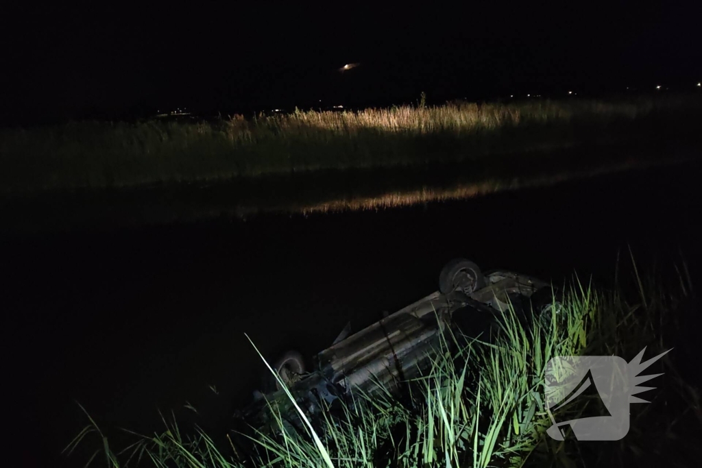 Auto belandt op de kop in sloot