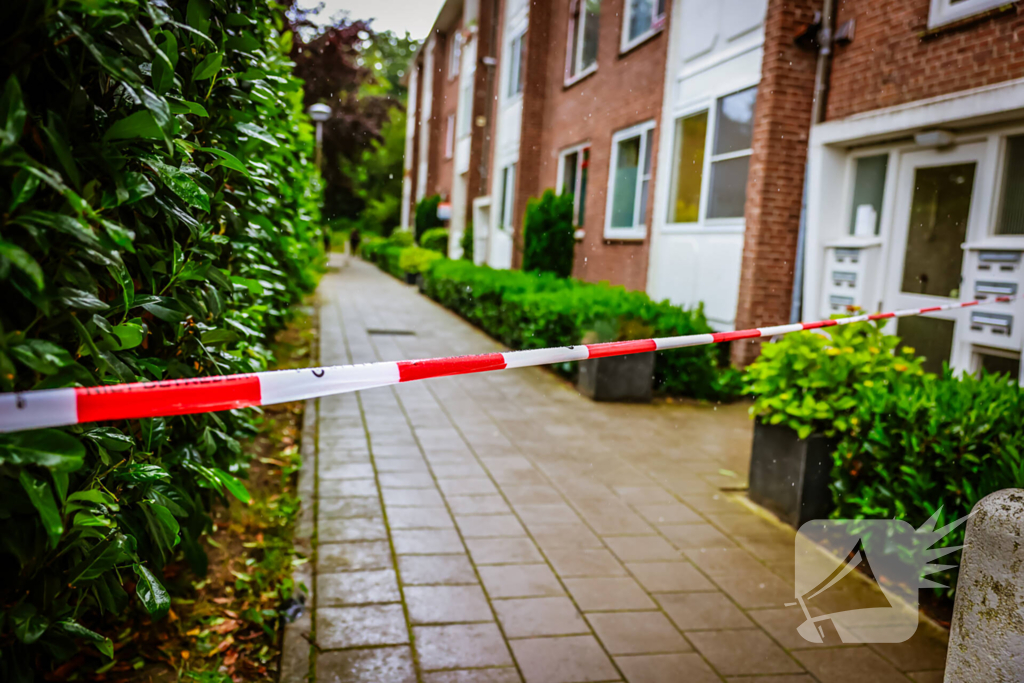 Overleden vrouw aangetroffen na steekpartij in woning, een persoon gewond