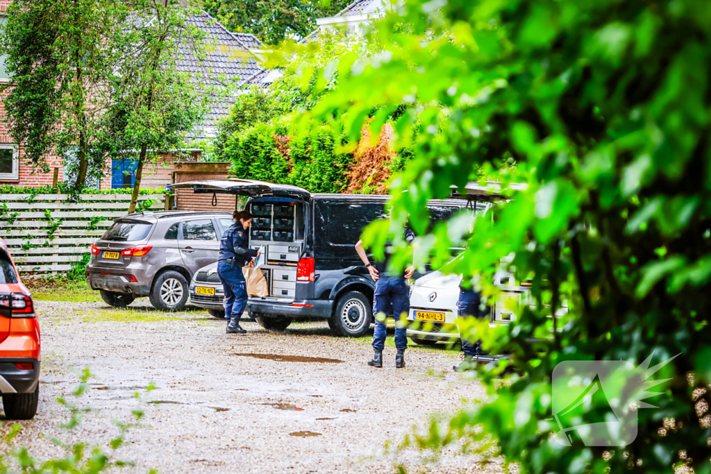 Overleden vrouw aangetroffen na steekpartij in woning, een persoon gewond