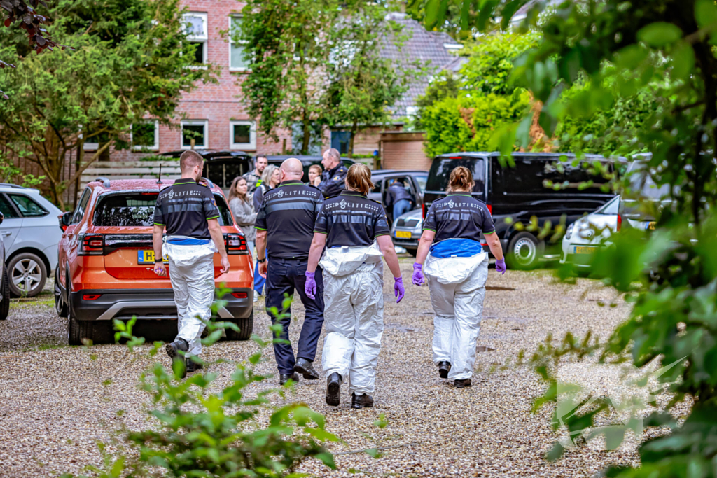 Overleden vrouw aangetroffen na steekpartij in woning, een persoon gewond