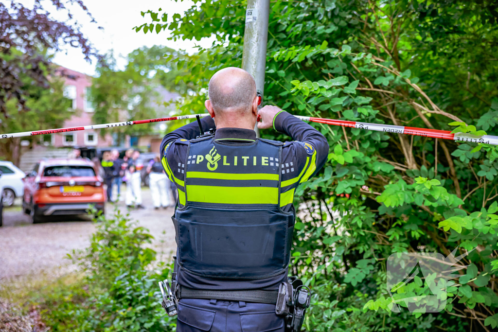 Overleden vrouw aangetroffen na steekpartij in woning, een persoon gewond