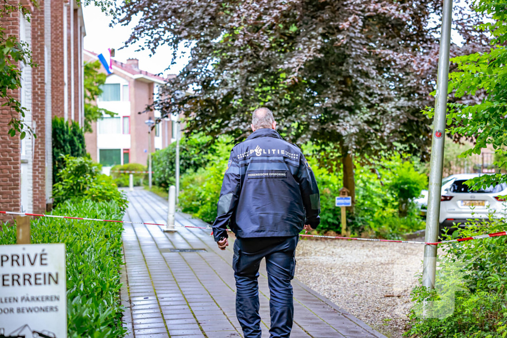 Overleden vrouw aangetroffen na steekpartij in woning, een persoon gewond