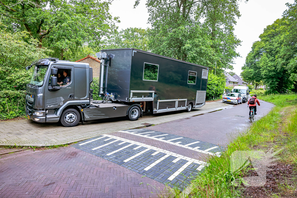 Overleden vrouw aangetroffen na steekpartij in woning, een persoon gewond