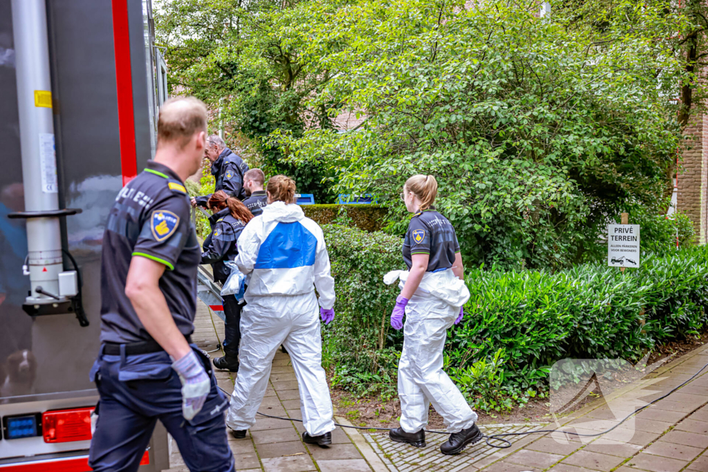 Overleden vrouw aangetroffen na steekpartij in woning, een persoon gewond