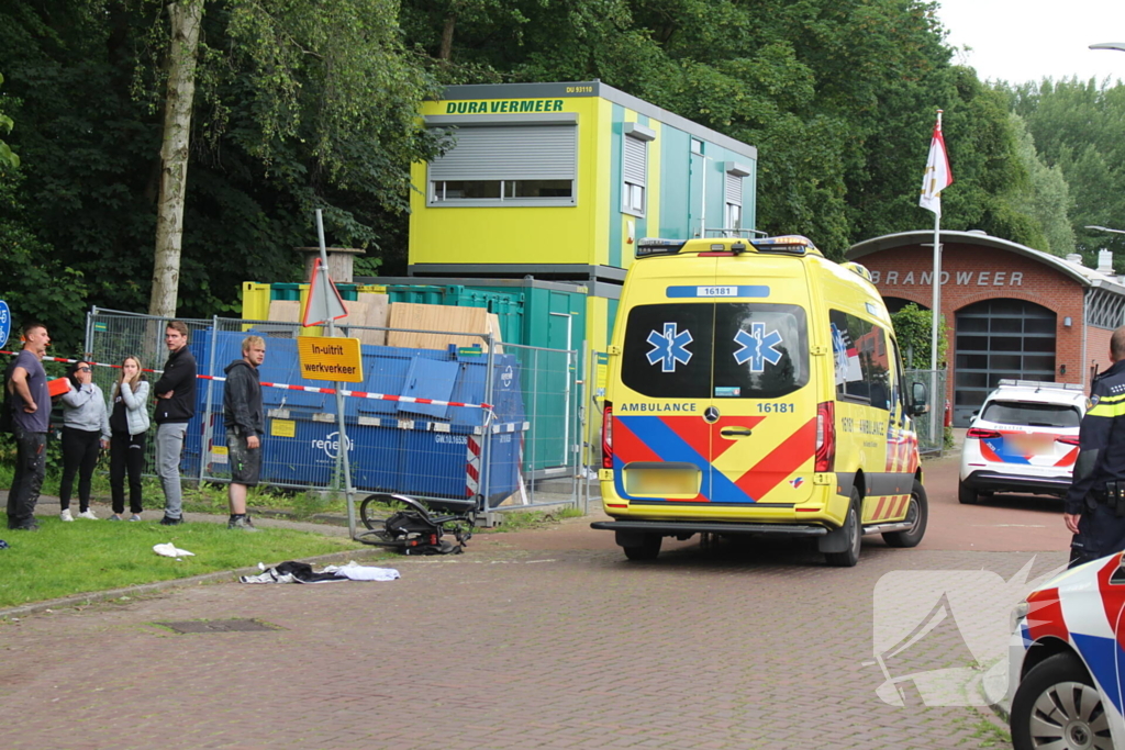 Persoon hard ten val na aanrijding met bestelbus