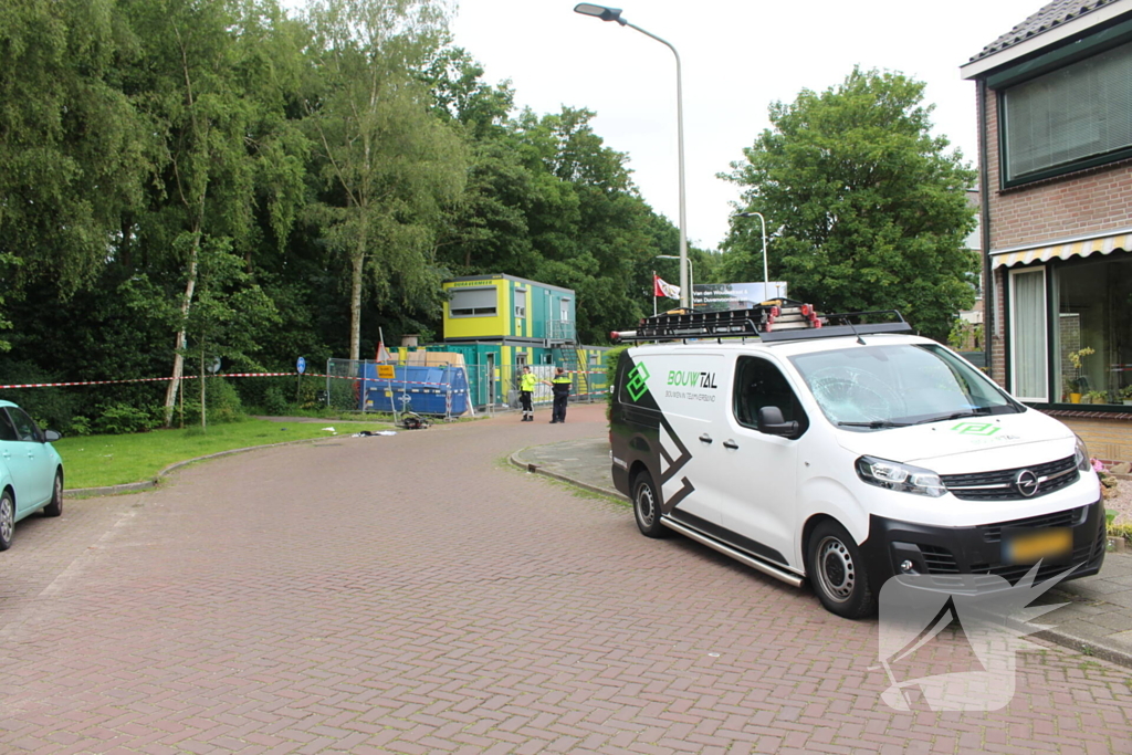 Persoon hard ten val na aanrijding met bestelbus