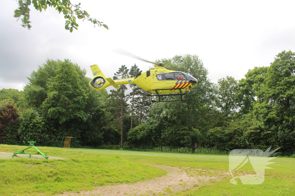 Persoon hard ten val na aanrijding met bestelbus