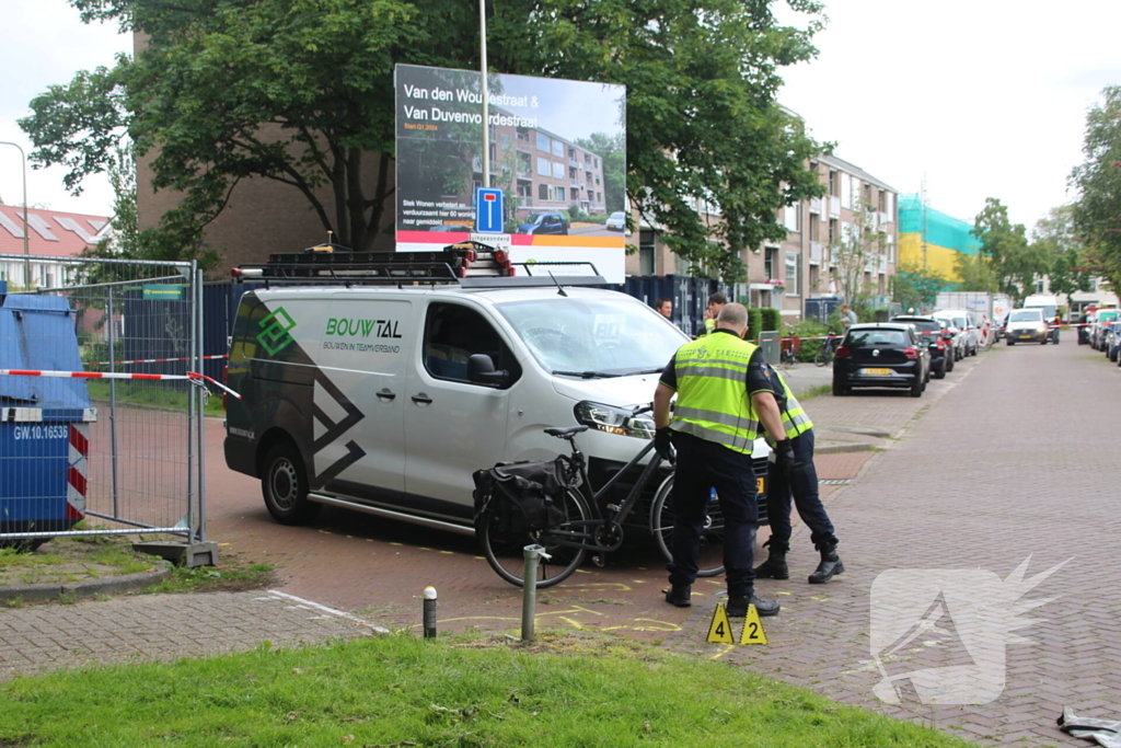 Persoon hard ten val na aanrijding met bestelbus