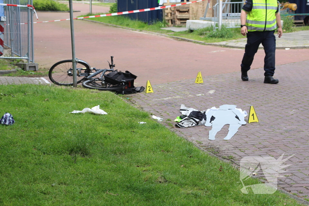 Persoon hard ten val na aanrijding met bestelbus