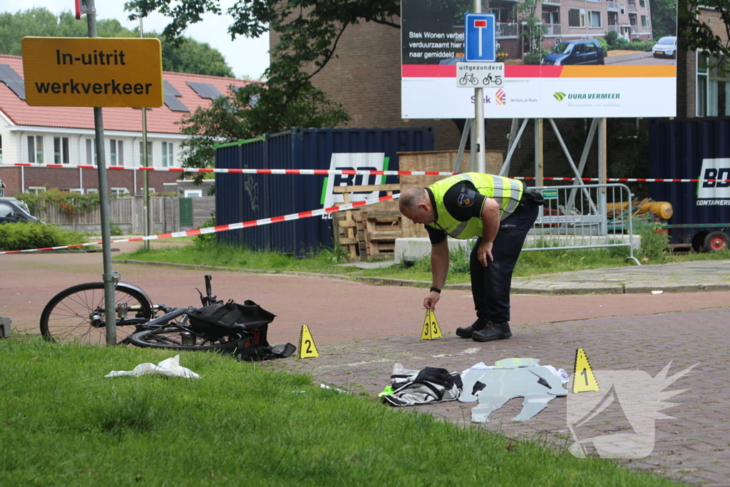 Persoon hard ten val na aanrijding met bestelbus