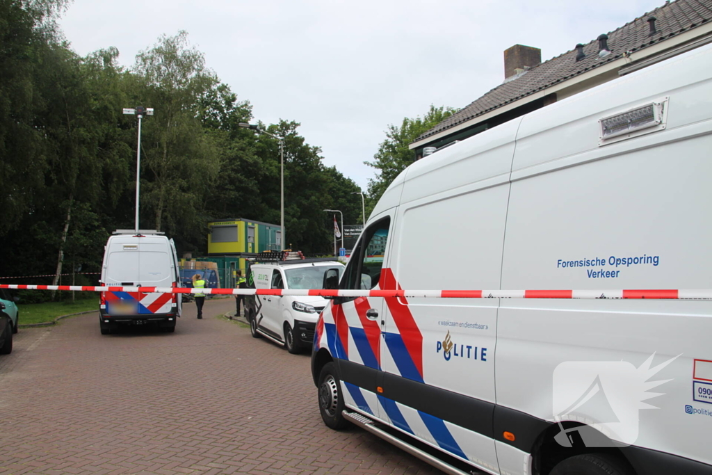 Persoon hard ten val na aanrijding met bestelbus