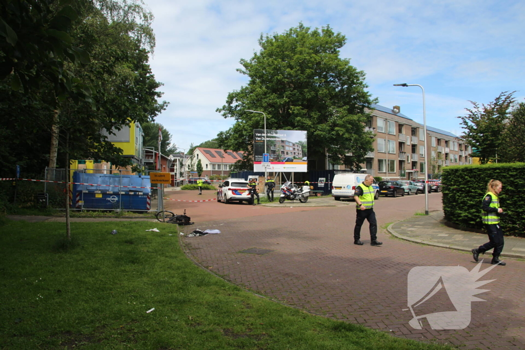 Persoon hard ten val na aanrijding met bestelbus