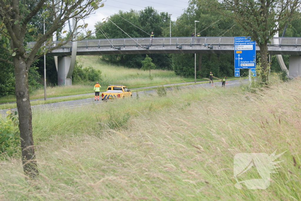 Persoon overlijdt na val van brug, weg volledig afgesloten