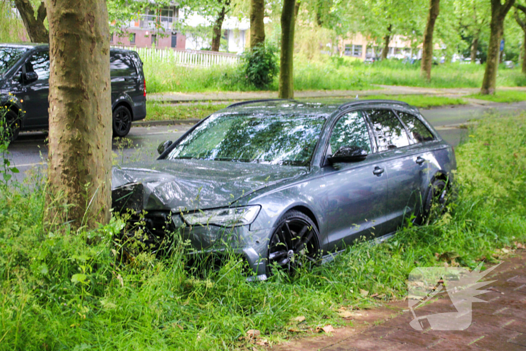 Automobilist rijdt tegen boom