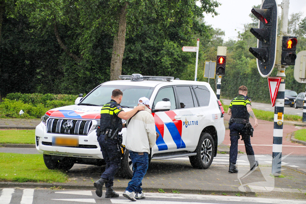 Personen worden aangehouden, auto onderzocht