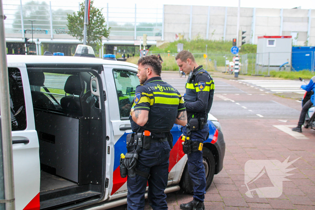 Personen worden aangehouden, auto onderzocht