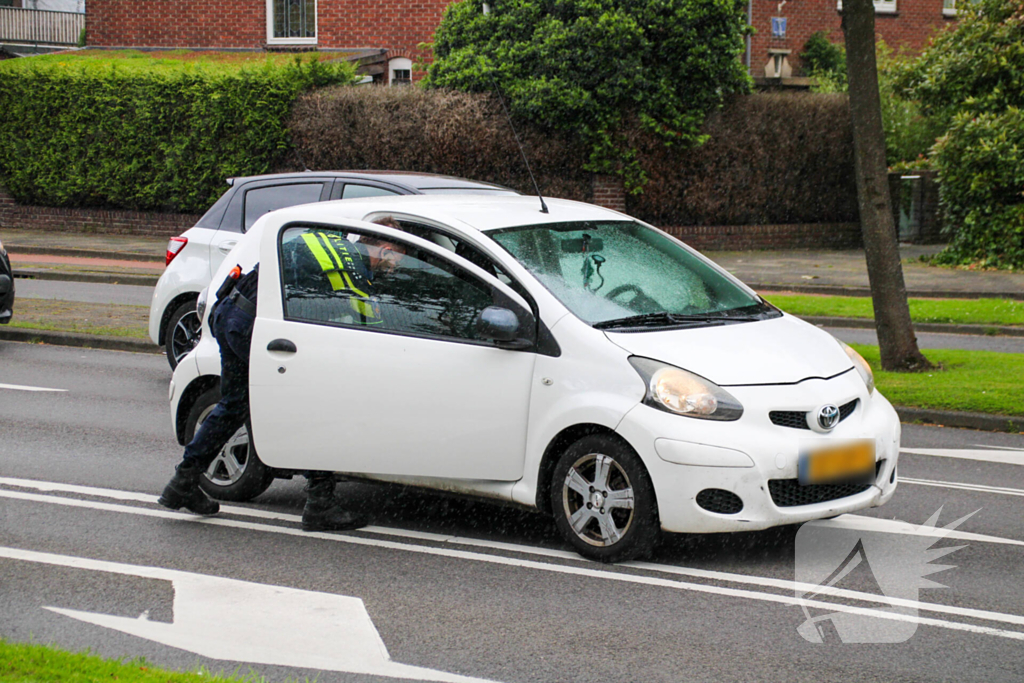 Personen worden aangehouden, auto onderzocht