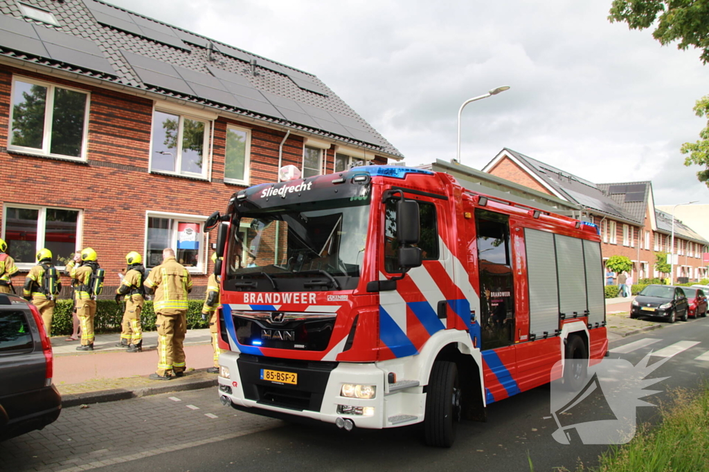 Brandweer komt met Cobra Coldcutter naar woningbrand