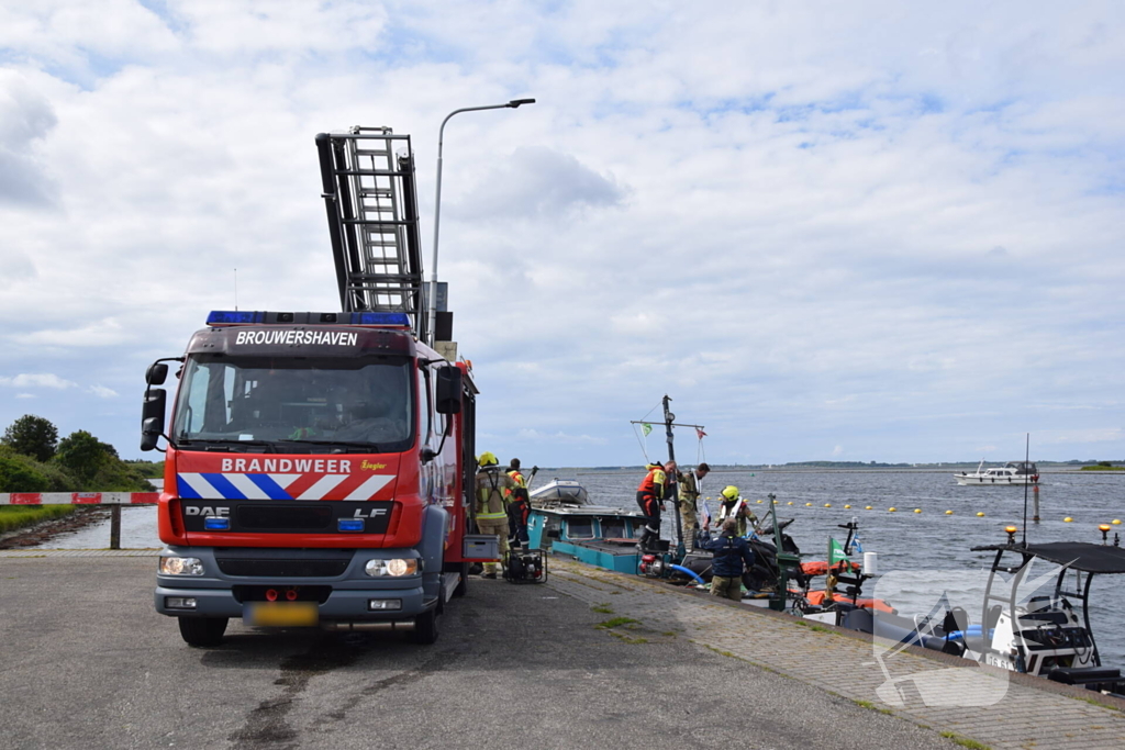 KNRM en brandweer ingezet voor lekkend vaartuig