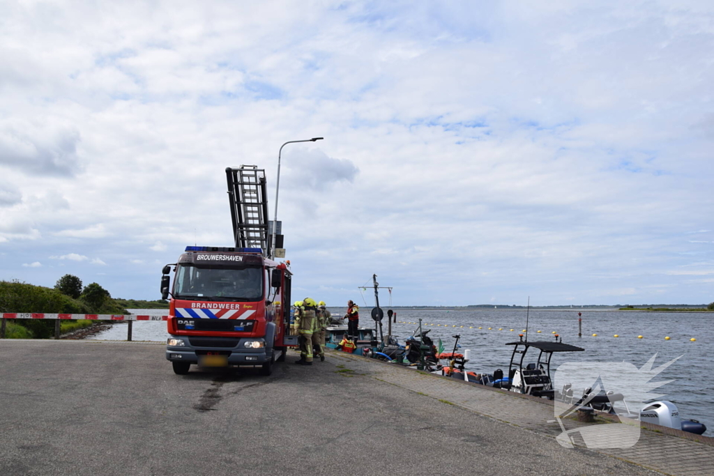 KNRM en brandweer ingezet voor lekkend vaartuig