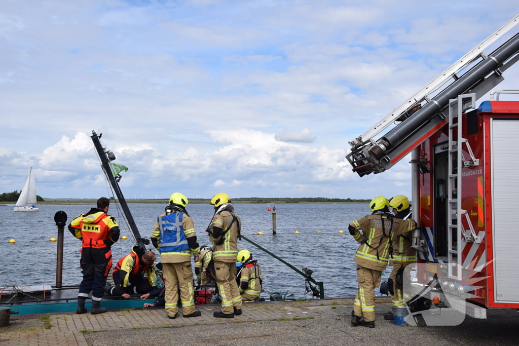 KNRM en brandweer ingezet voor lekkend vaartuig