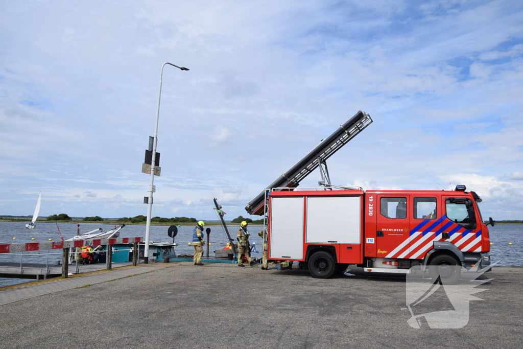 KNRM en brandweer ingezet voor lekkend vaartuig