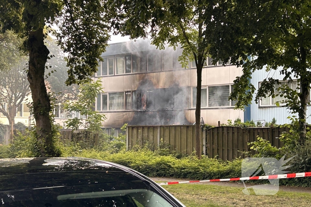 Woning zwart geblakerd na felle brand