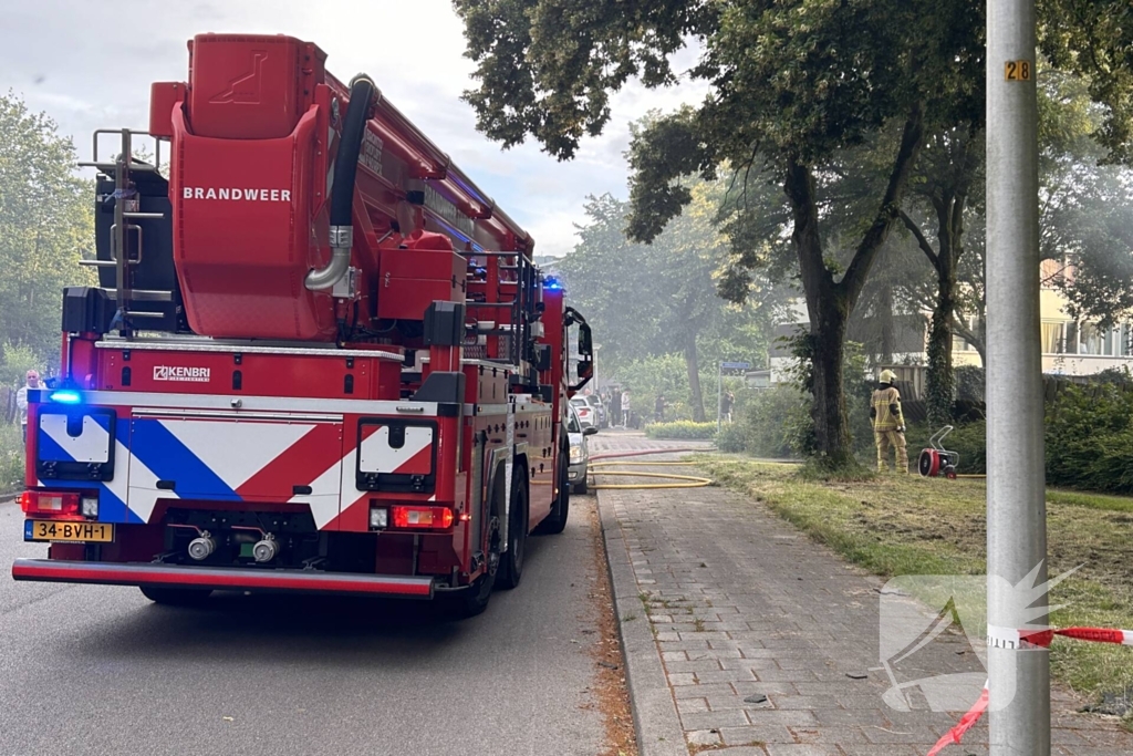 Woning zwart geblakerd na felle brand